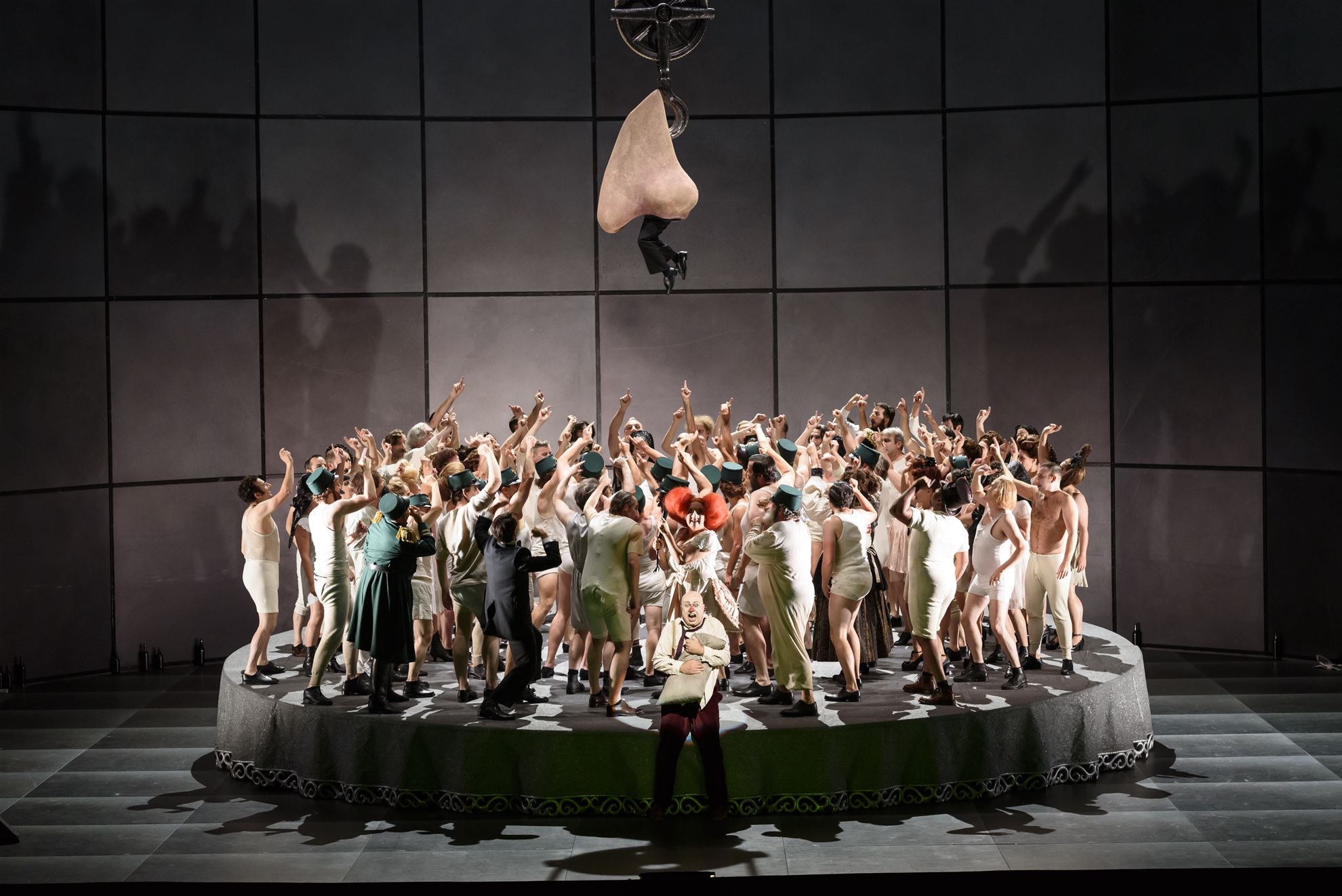Dmitrijs Šostakovičs "Deguns", rež. Berijs Koskis, Koventgārdena  opera (ROH, 2016)